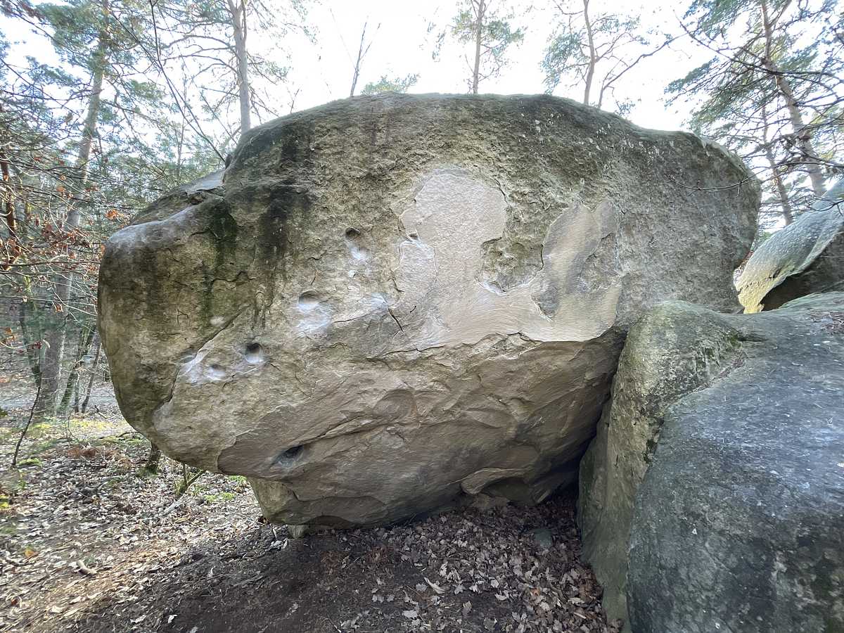 Photo du rocher avec les tracés