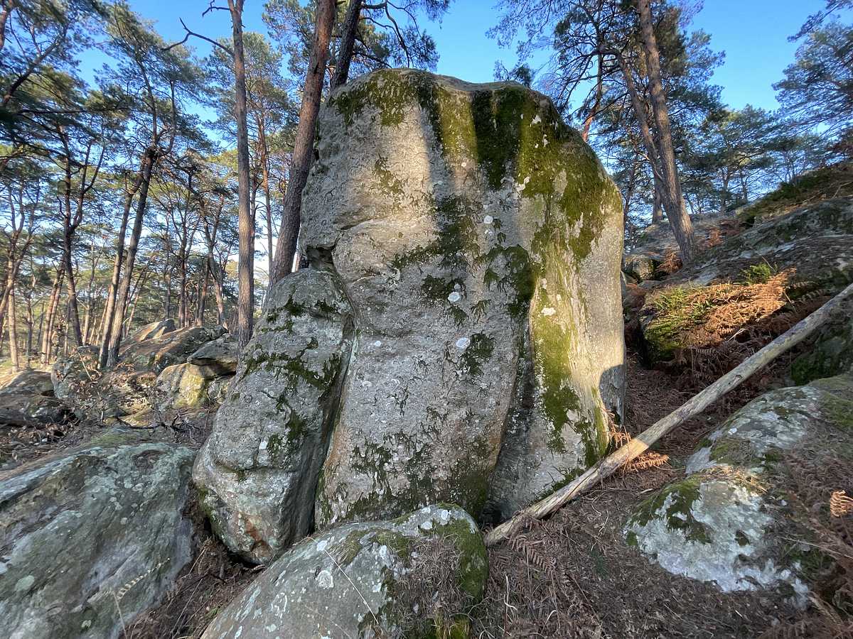Photo du rocher avec les tracés