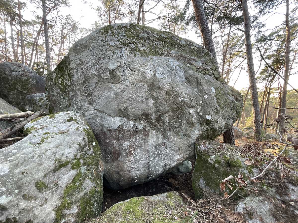 Photo du rocher avec les tracés