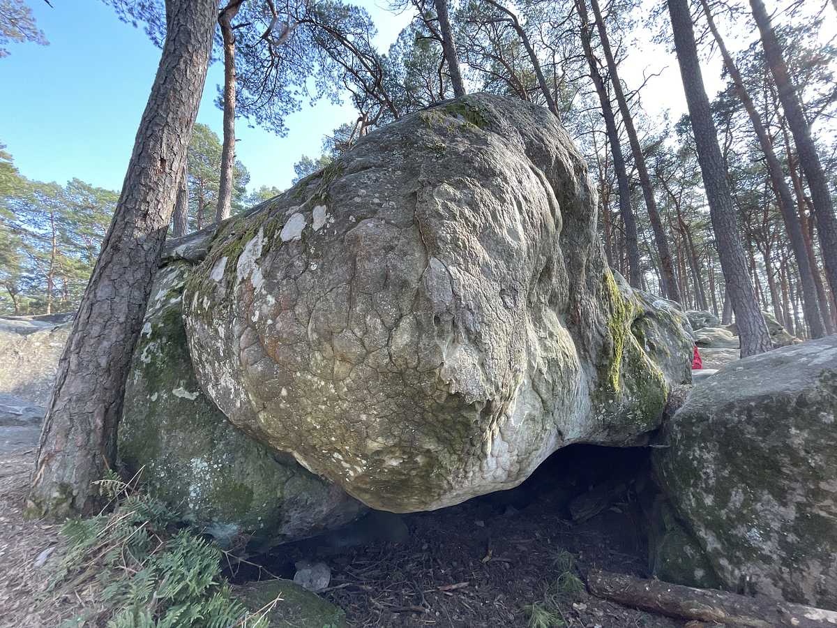 Photo du rocher avec les tracés
