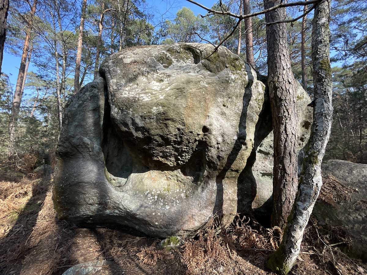 Photo du rocher avec les tracés
