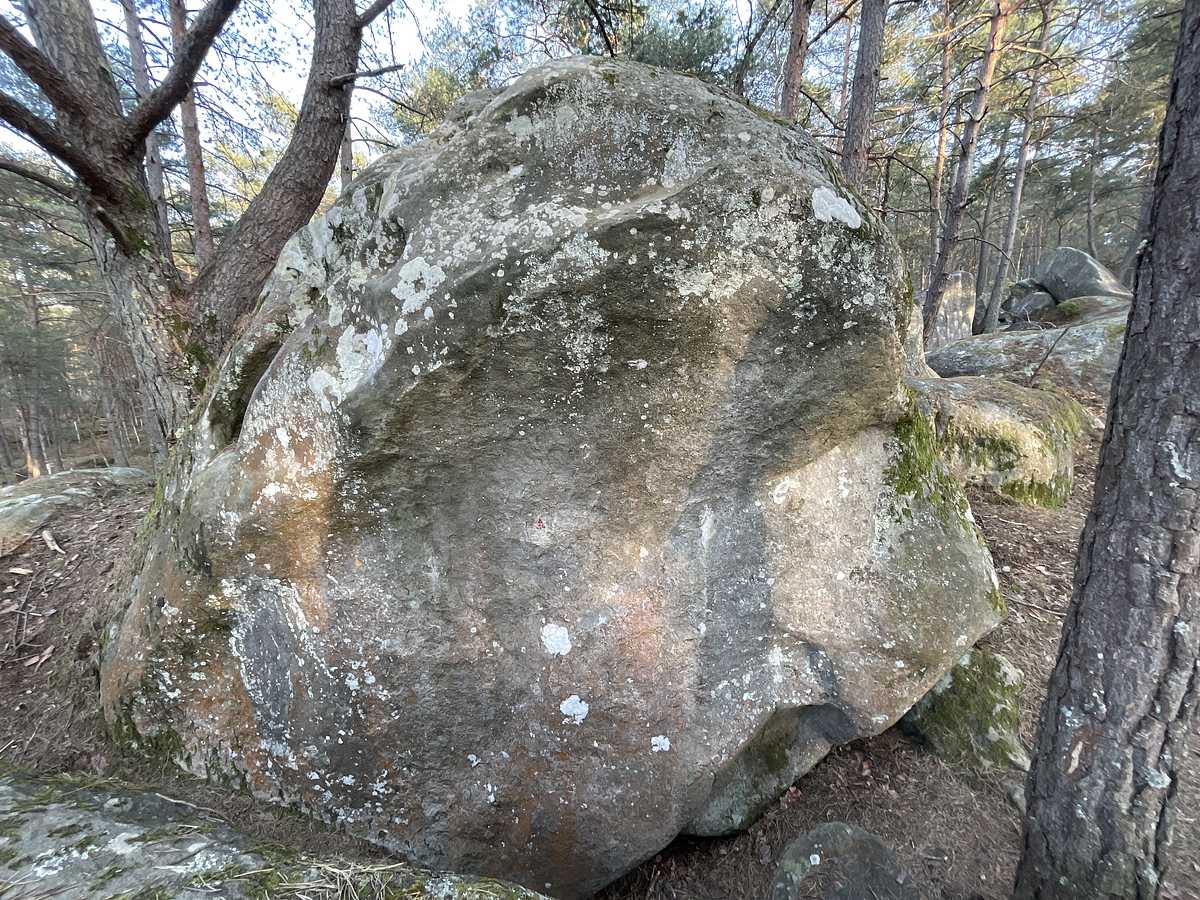 Photo du rocher avec les tracés