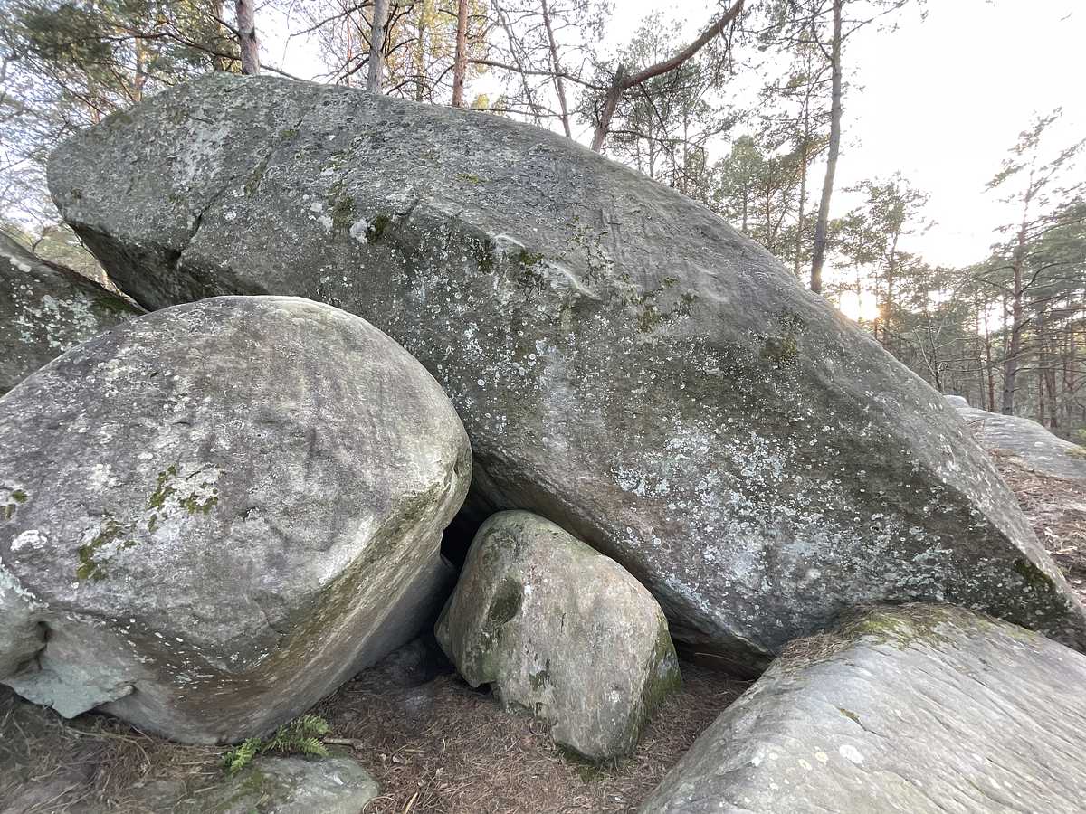 Photo du rocher avec les tracés