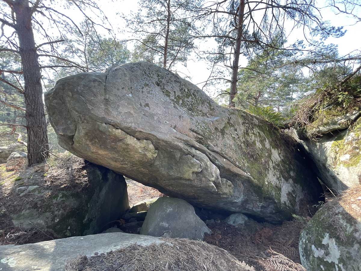 Photo du rocher avec les tracés