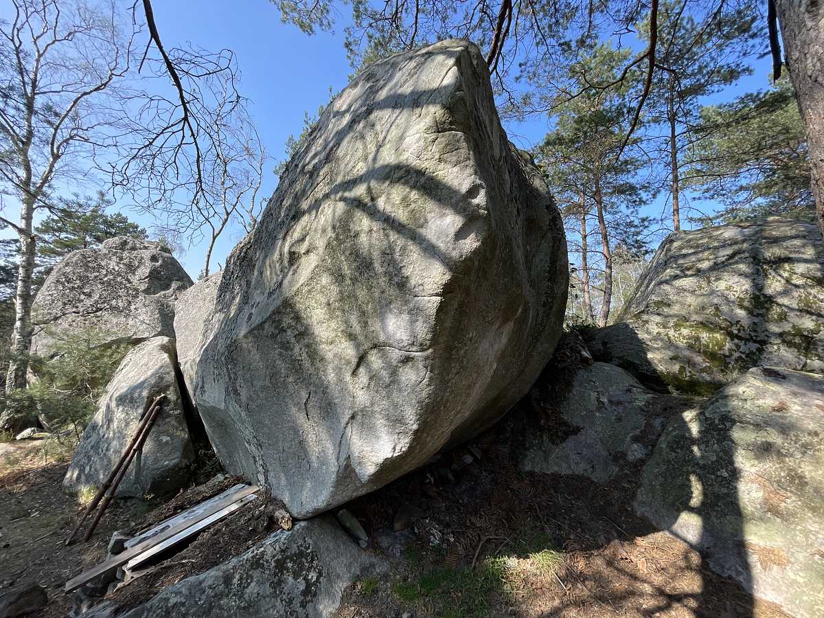 Photo du rocher avec les tracés