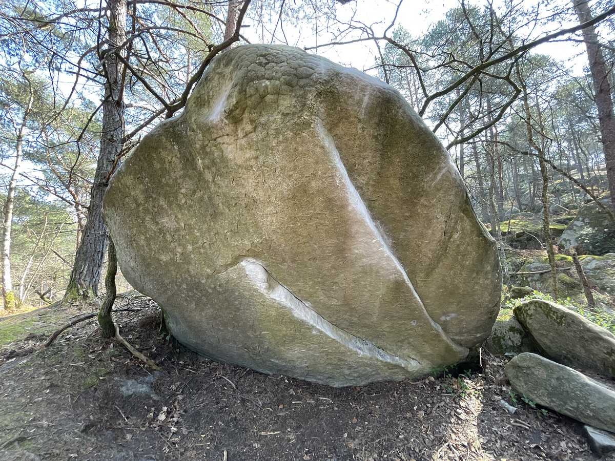 Photo du rocher avec les tracés