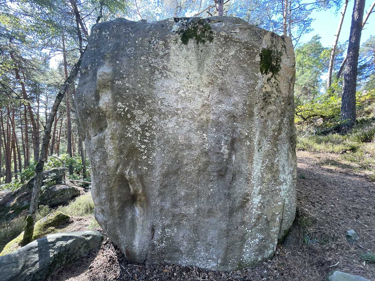Photo du rocher avec les tracés