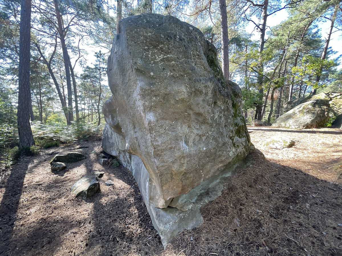 Photo du rocher avec les tracés