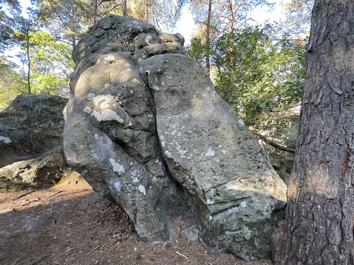 Photo du rocher avec les tracés
