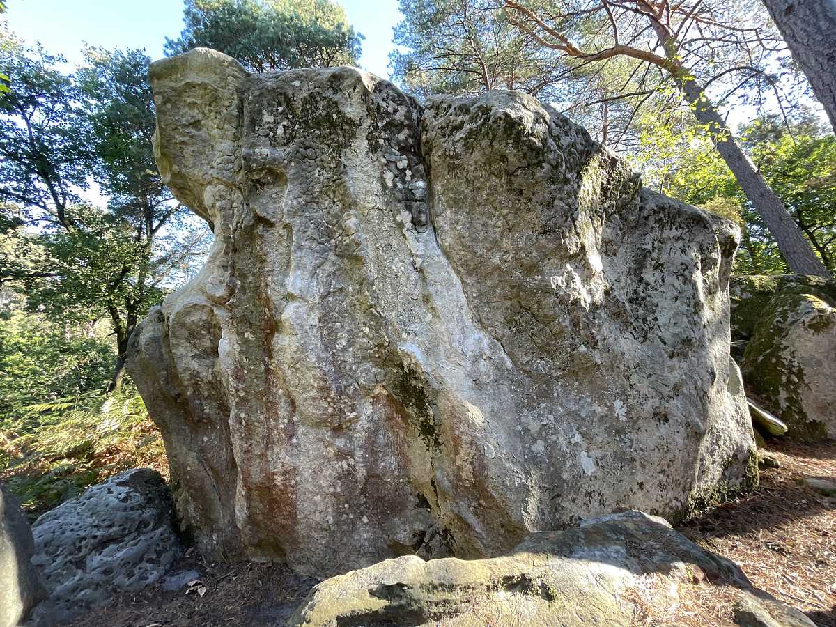 Photo du rocher avec les tracés