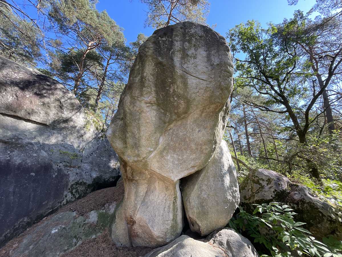 Photo du rocher avec les tracés