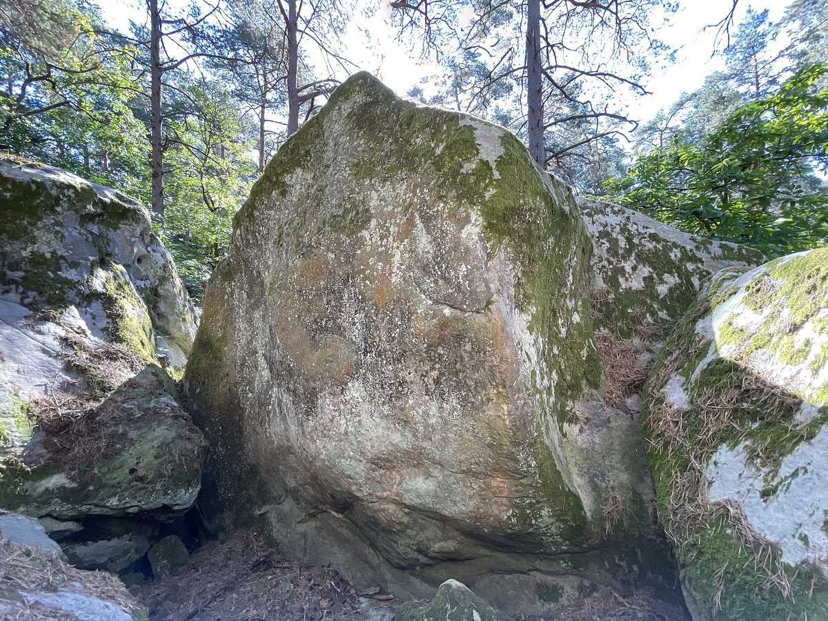 Photo du rocher avec les tracés