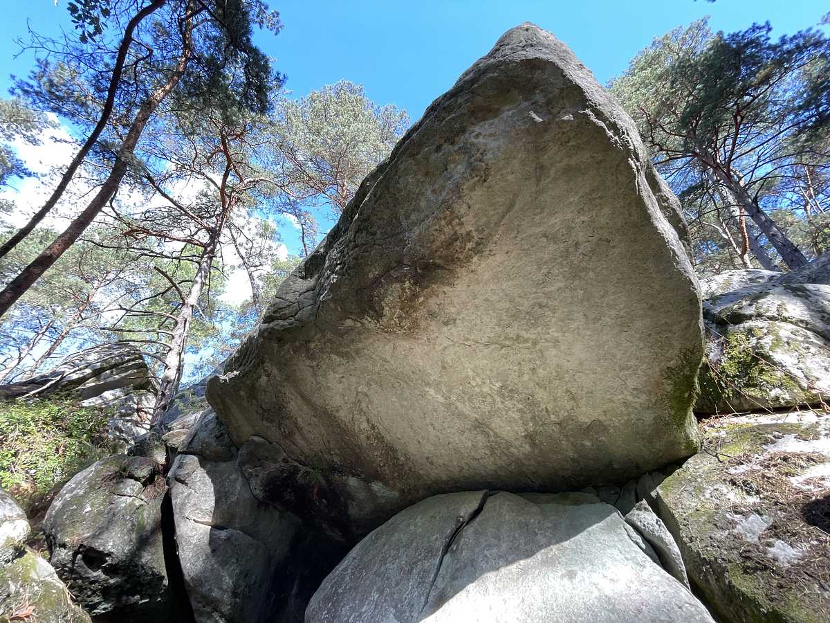 Photo du rocher avec les tracés