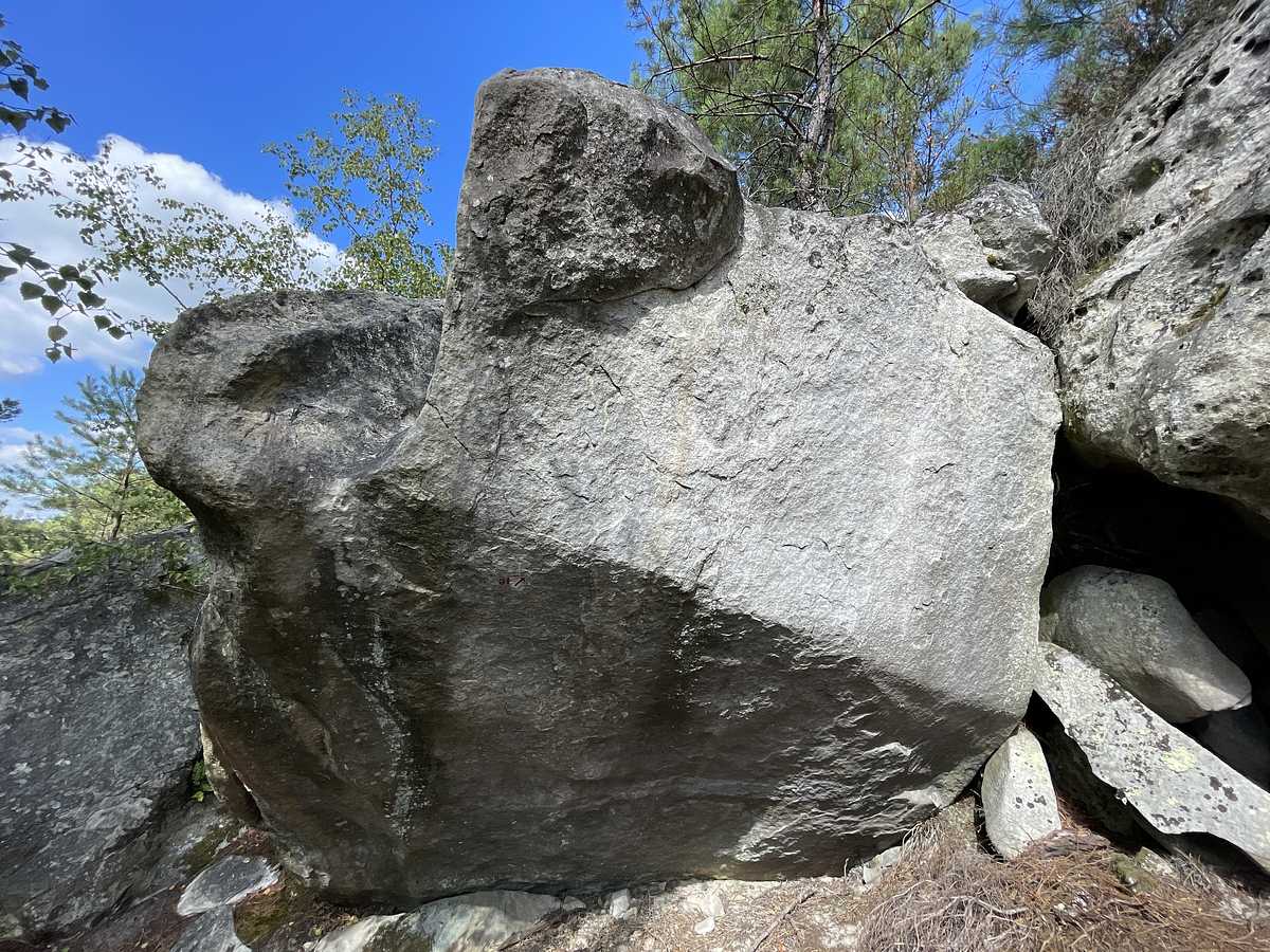Photo du rocher avec les tracés