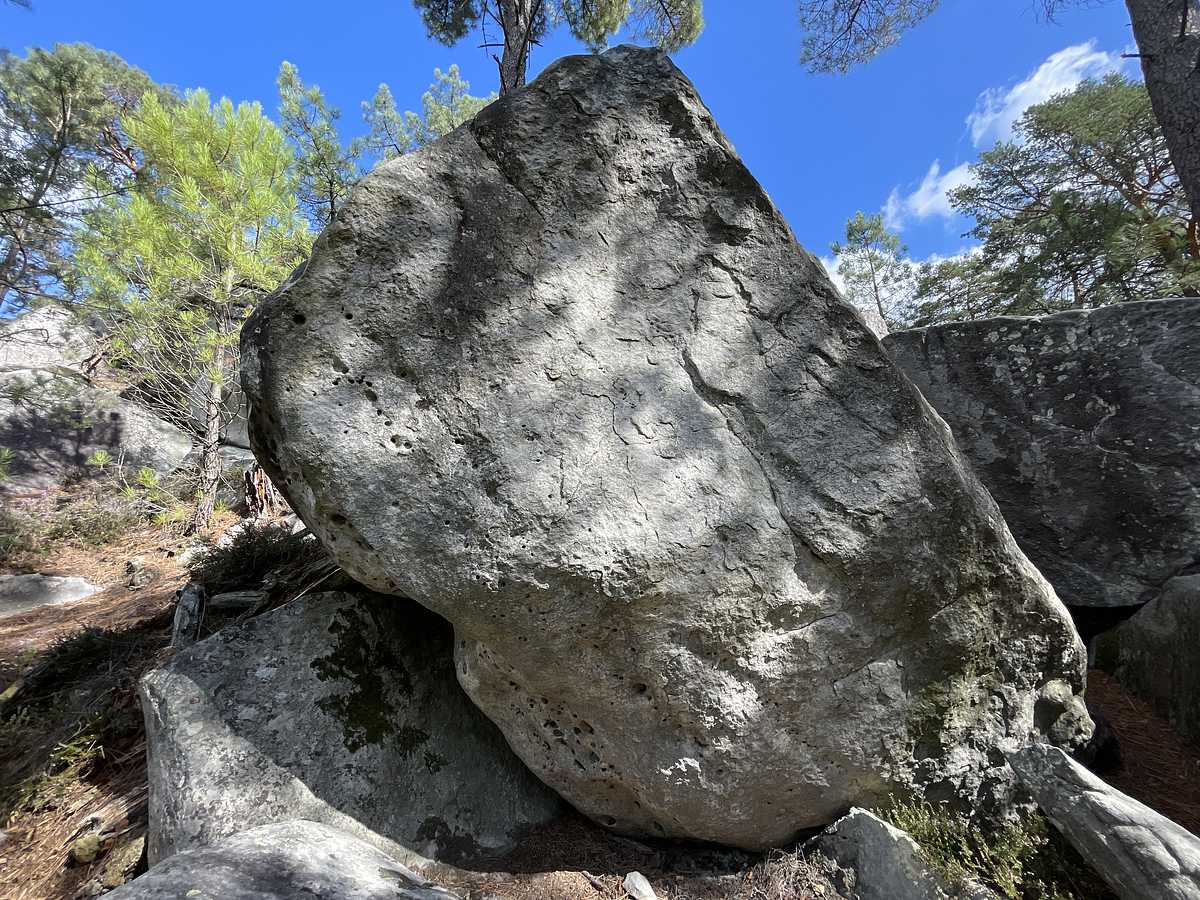 Photo du rocher avec les tracés