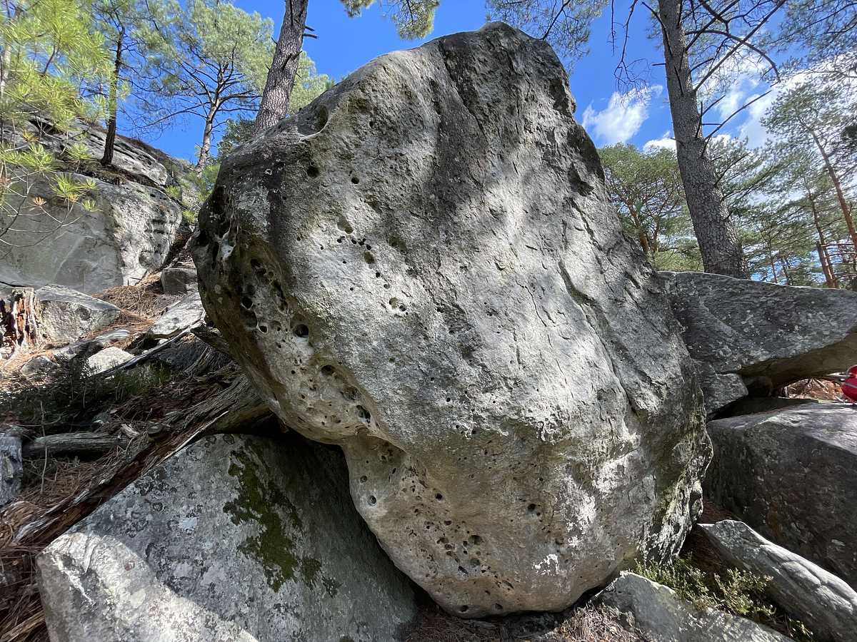 Photo du rocher avec les tracés