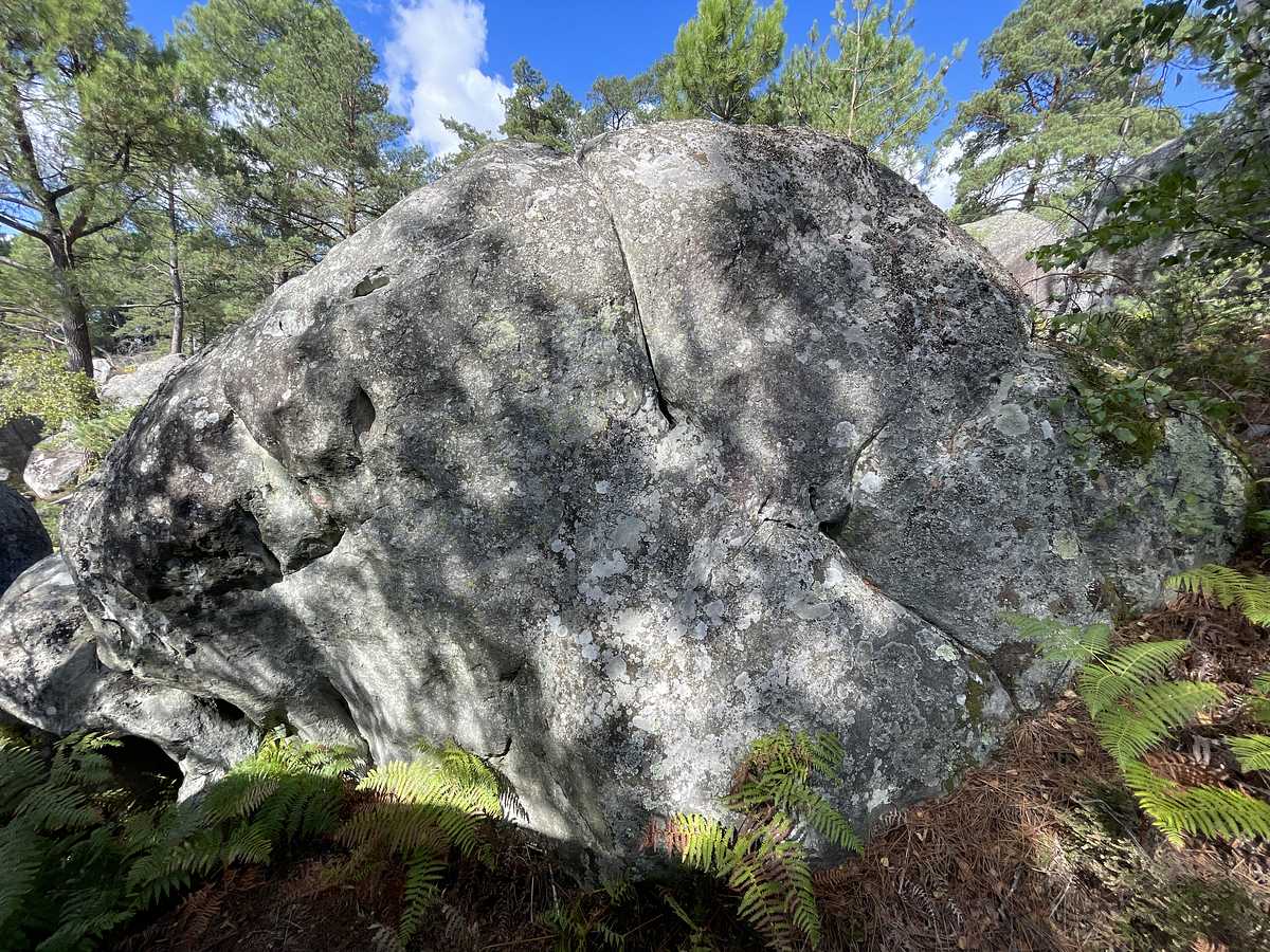 Photo du rocher avec les tracés