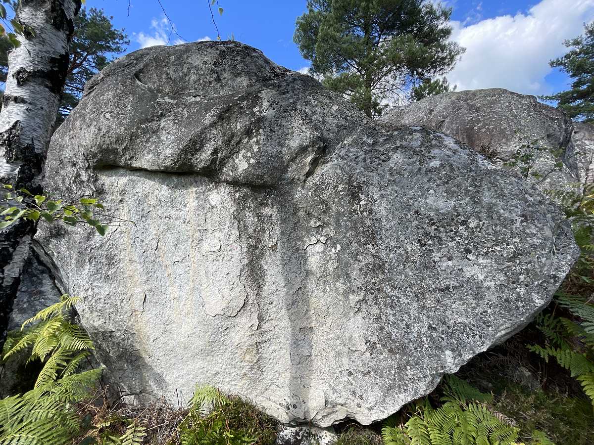 Photo du rocher avec les tracés