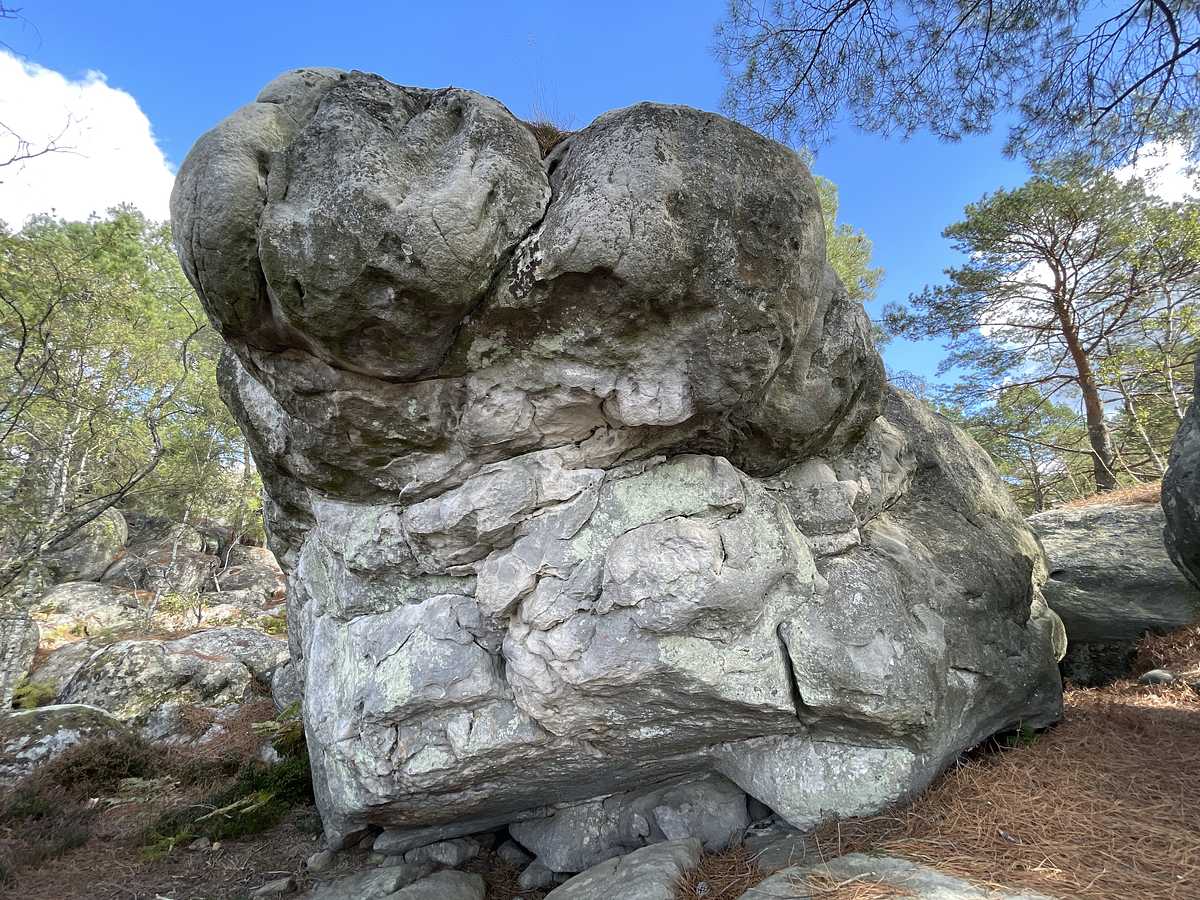 Photo du rocher avec les tracés