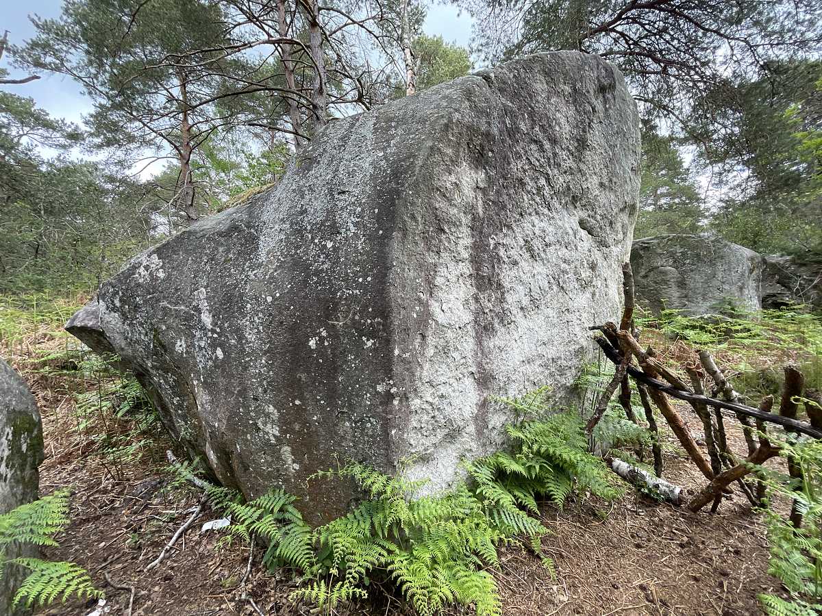 Photo du rocher avec les tracés