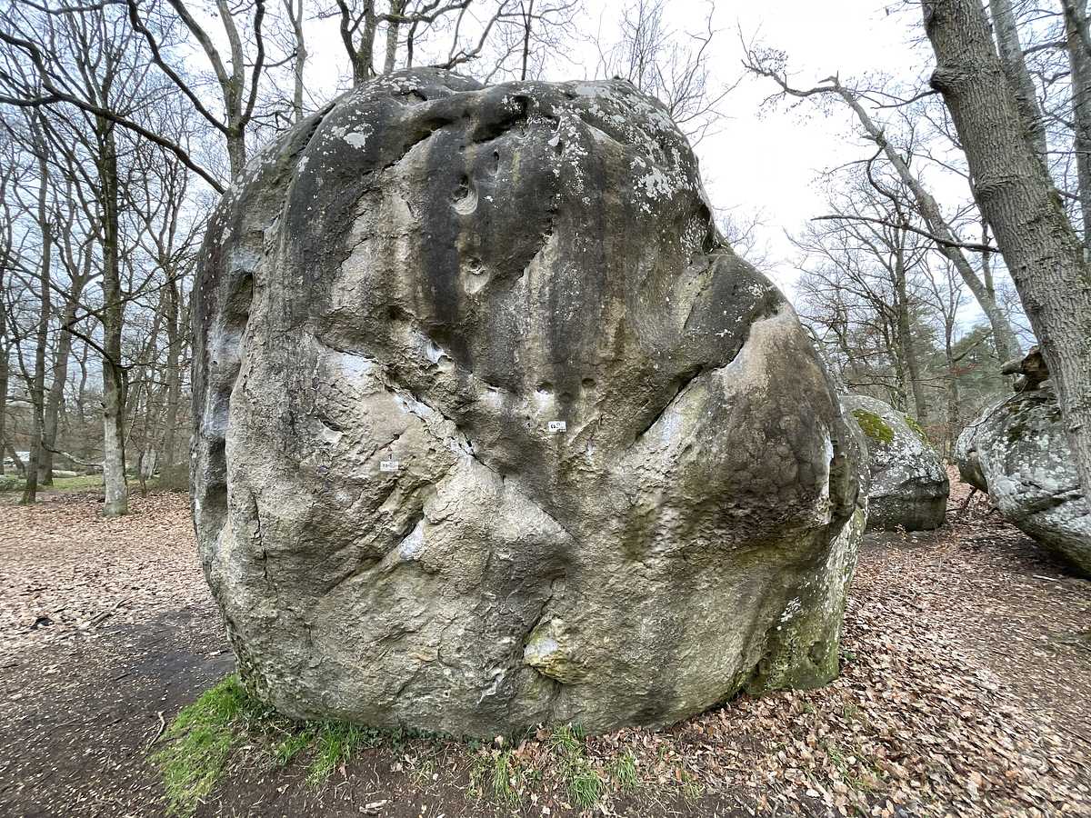Photo du rocher avec les tracés