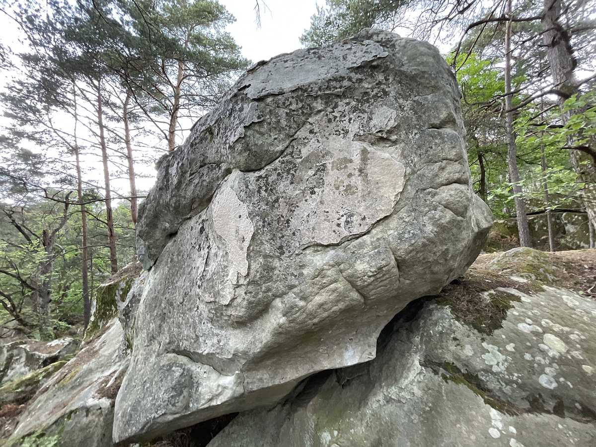 Photo du rocher avec les tracés