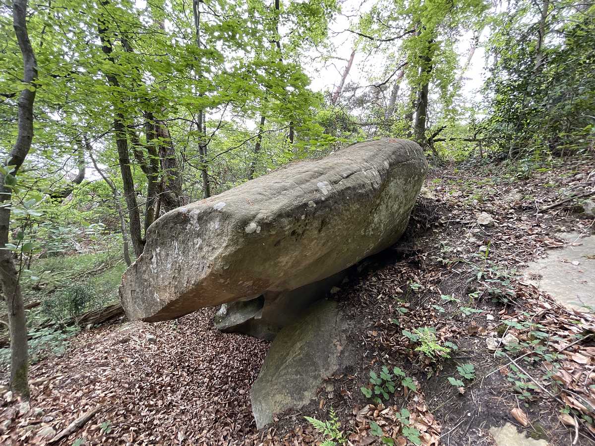 Photo du rocher avec les tracés