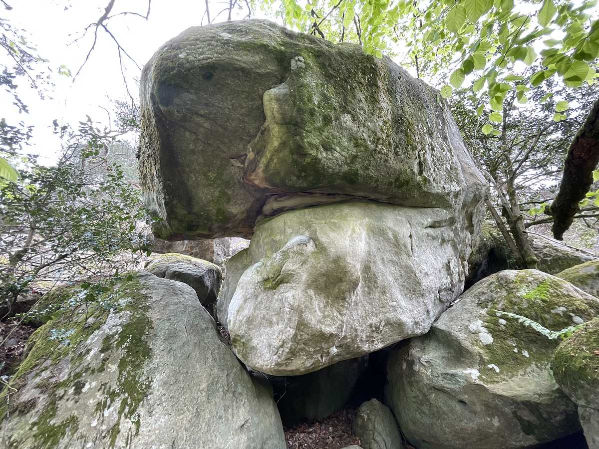 Photo du rocher avec les tracés