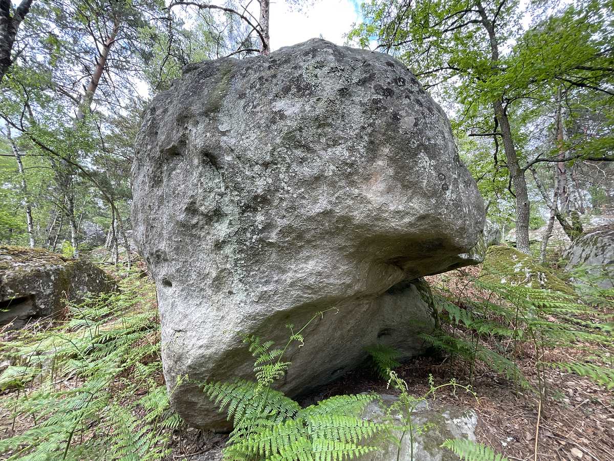 Photo du rocher avec les tracés