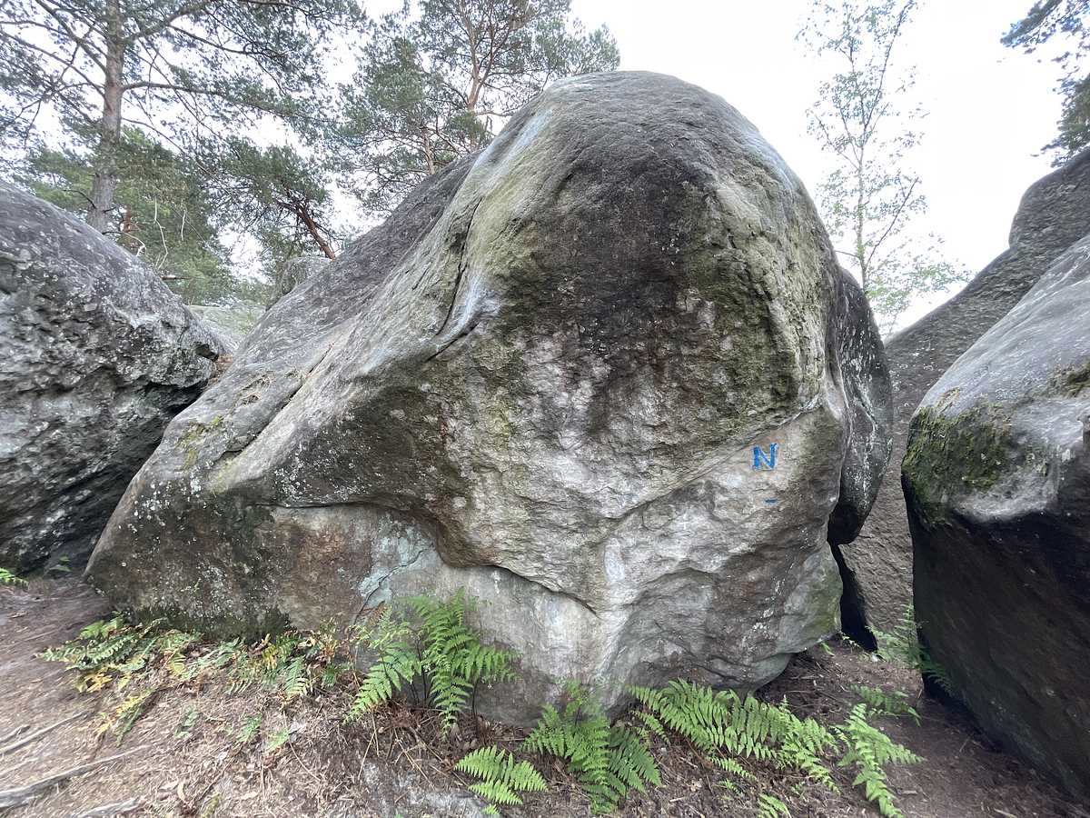 Photo du rocher avec les tracés