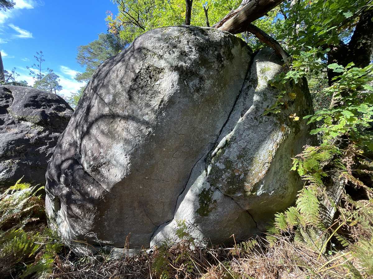 Photo du rocher avec les tracés