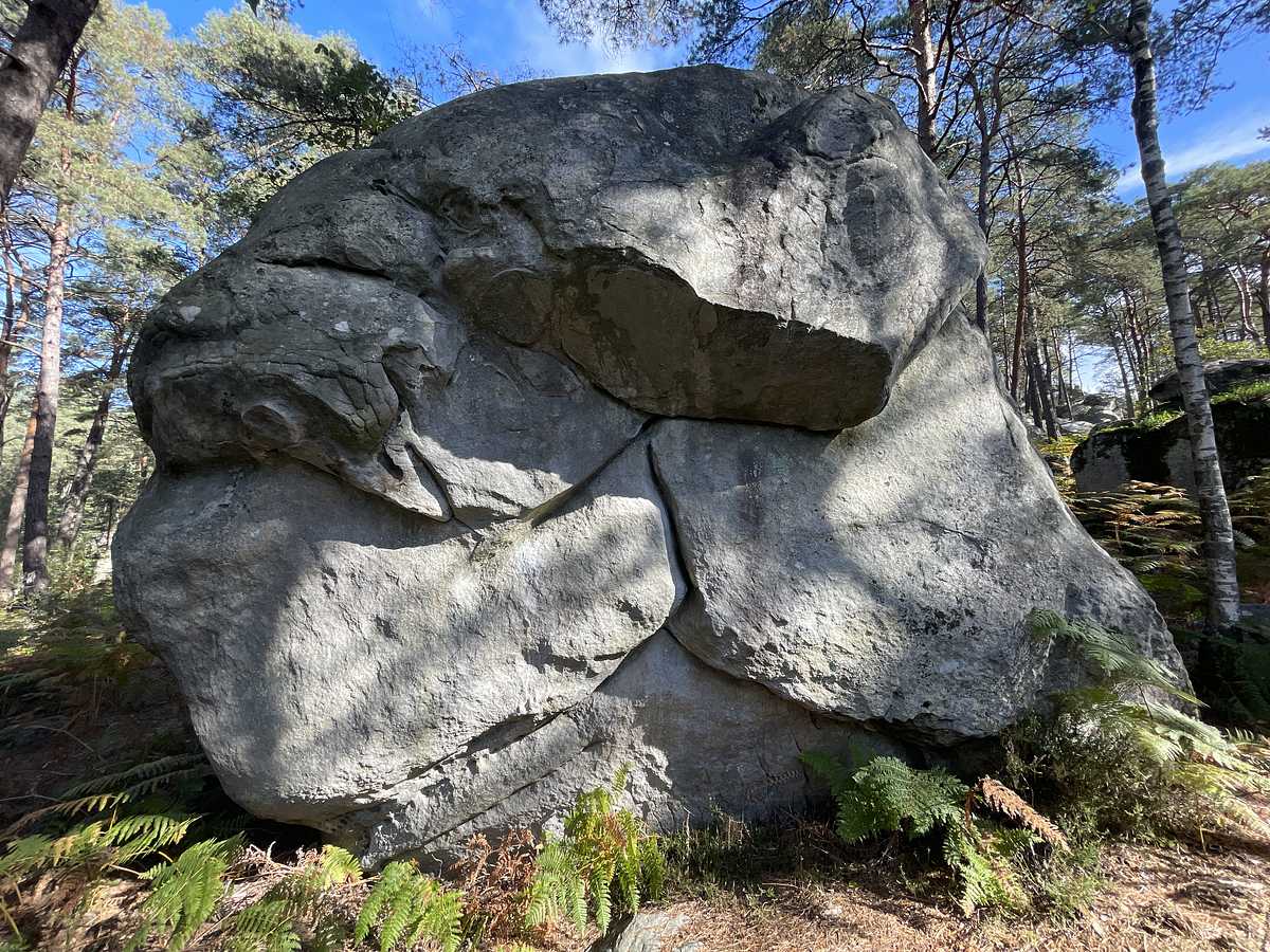Photo du rocher avec les tracés