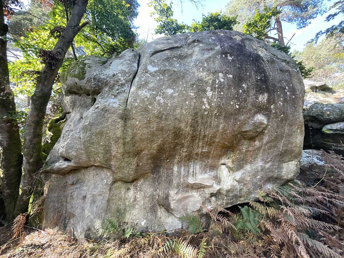 Photo du rocher avec les tracés