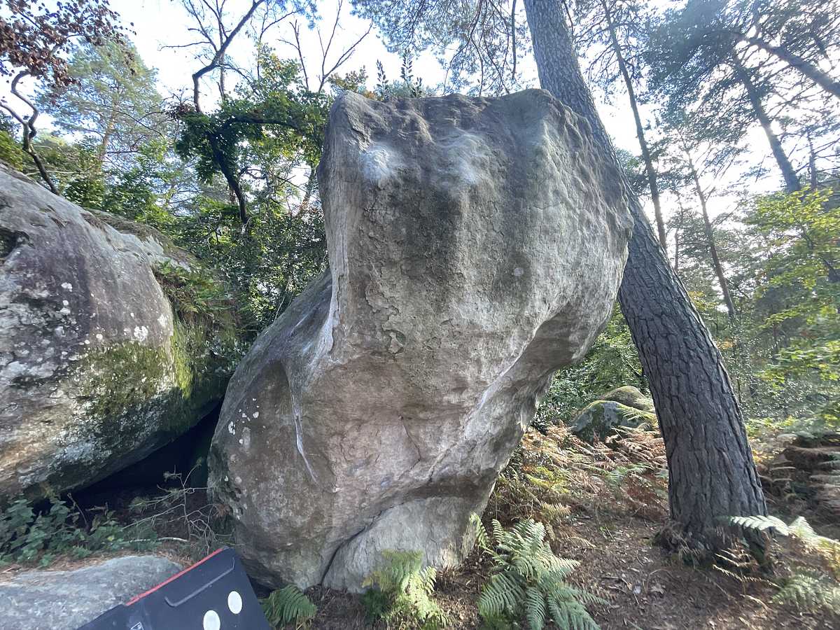Photo du rocher avec les tracés