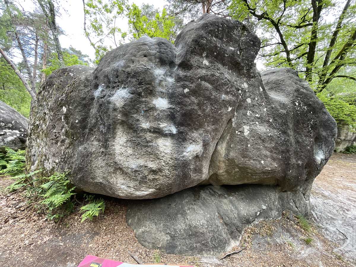 Photo du rocher avec les tracés