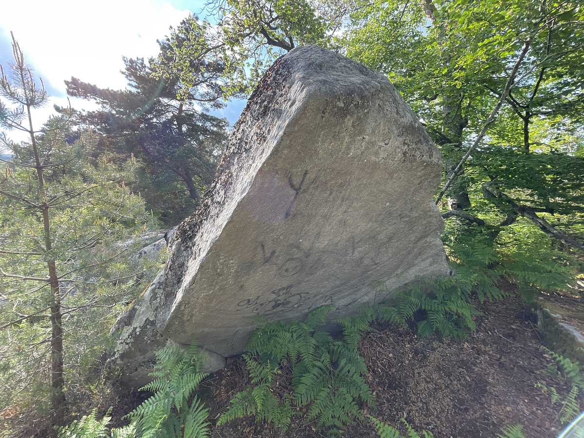 Photo du rocher avec les tracés