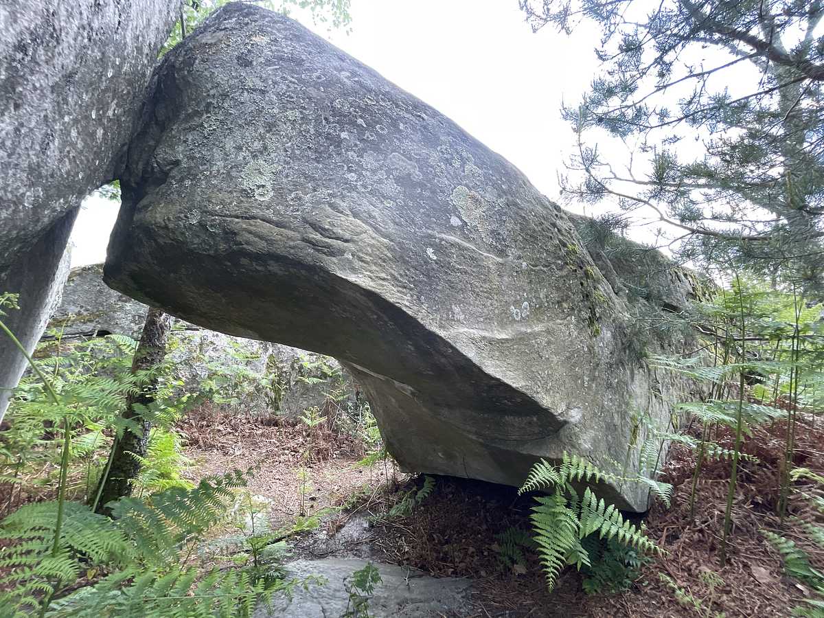 Photo du rocher avec les tracés