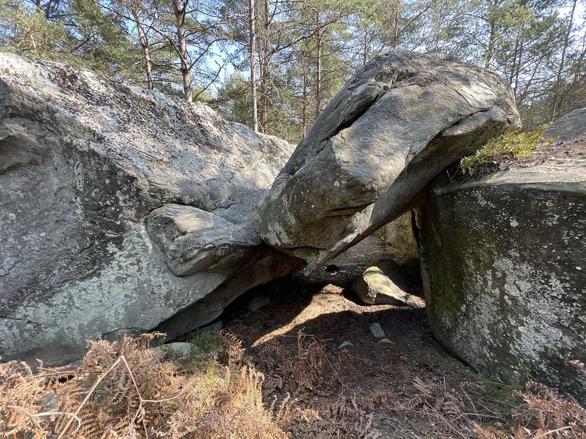 Photo du rocher avec les tracés