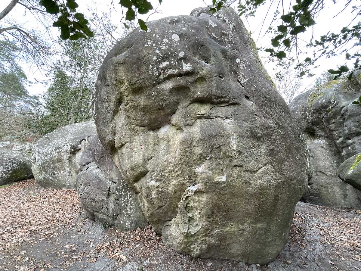 Photo du rocher avec les tracés