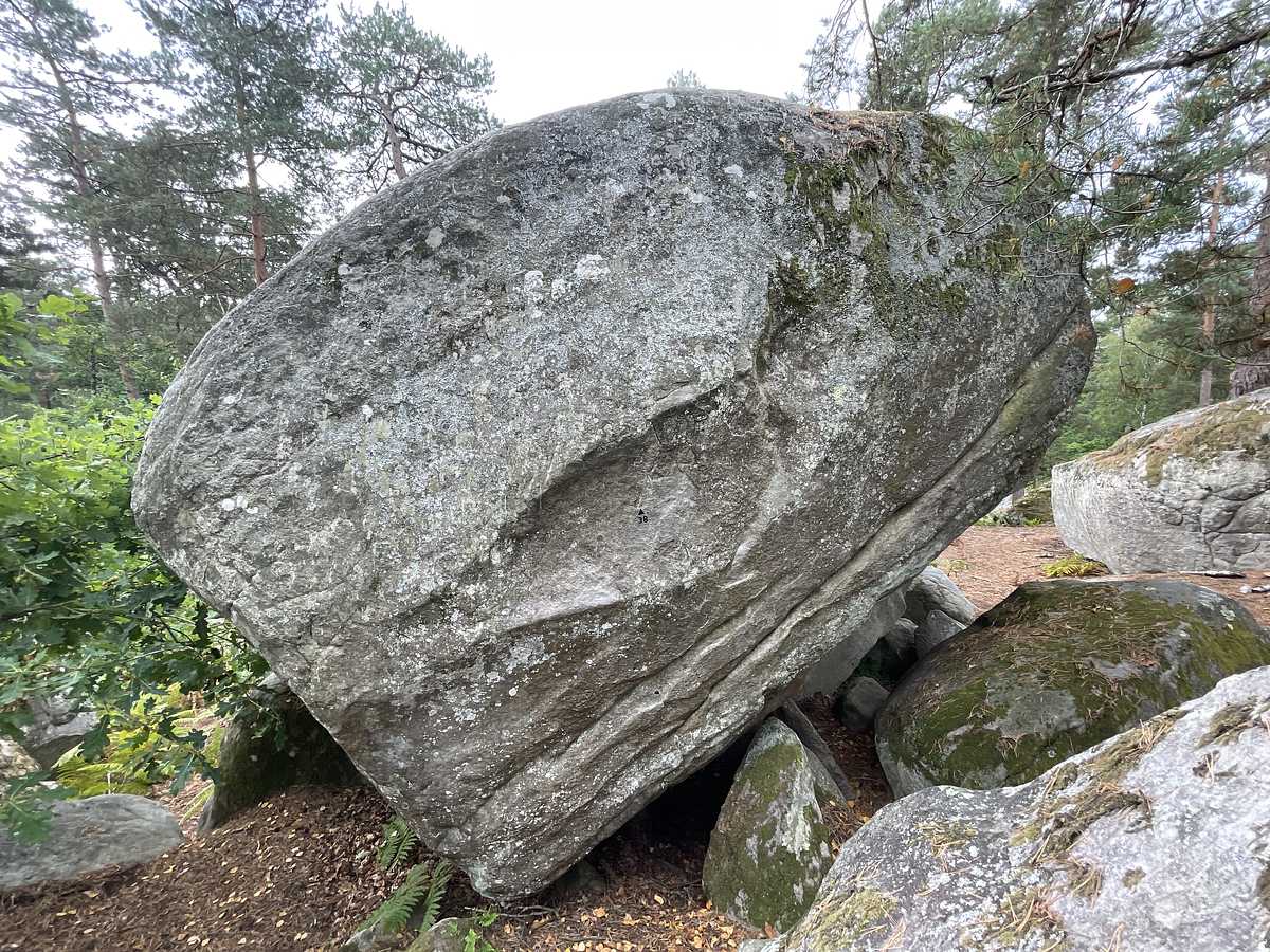 Photo du rocher avec les tracés
