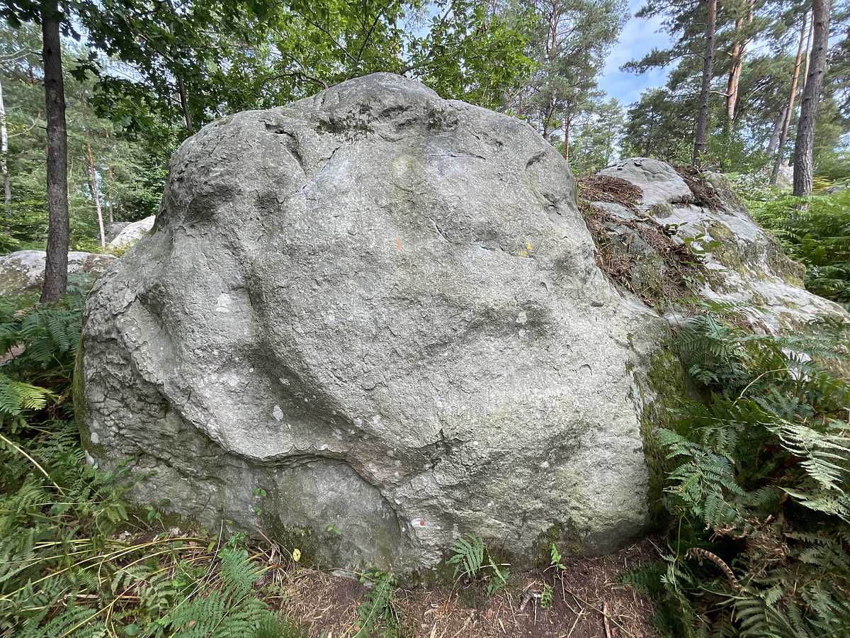 Photo du rocher avec les tracés