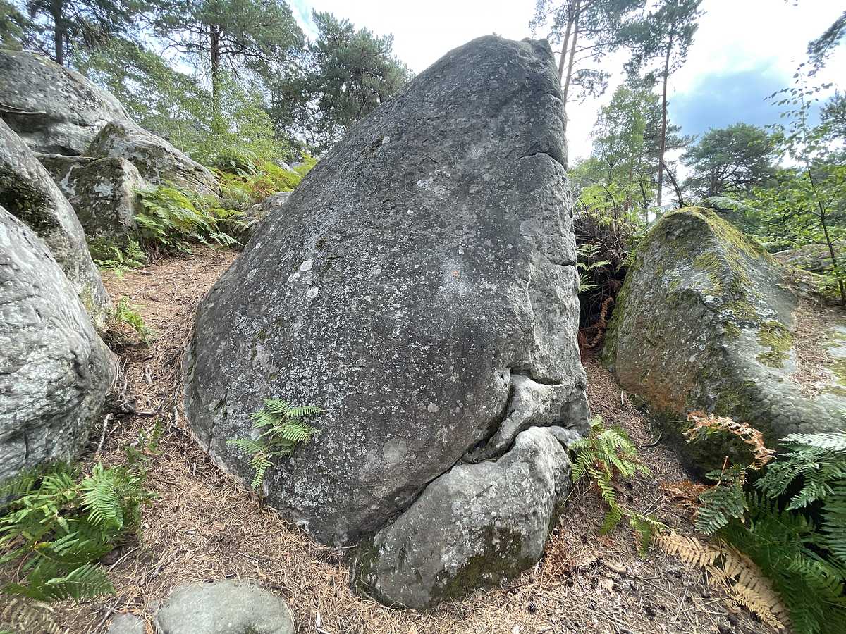 Photo du rocher avec les tracés
