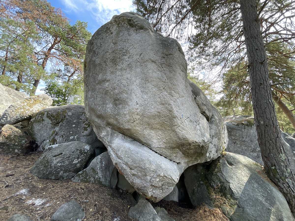Photo du rocher avec les tracés
