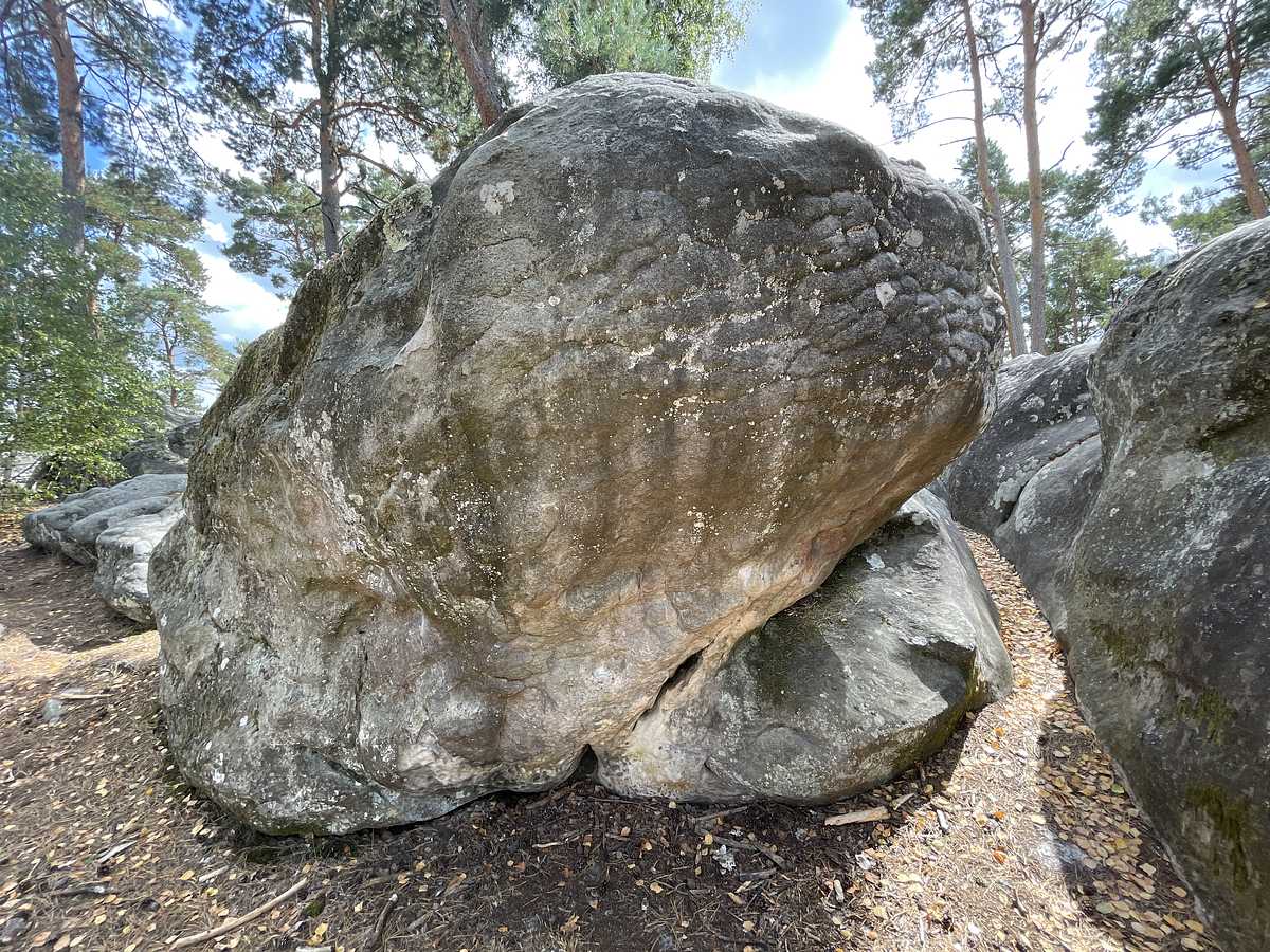 Photo du rocher avec les tracés