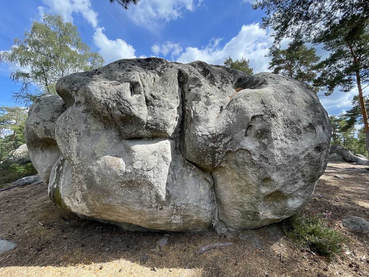 Photo du rocher avec les tracés
