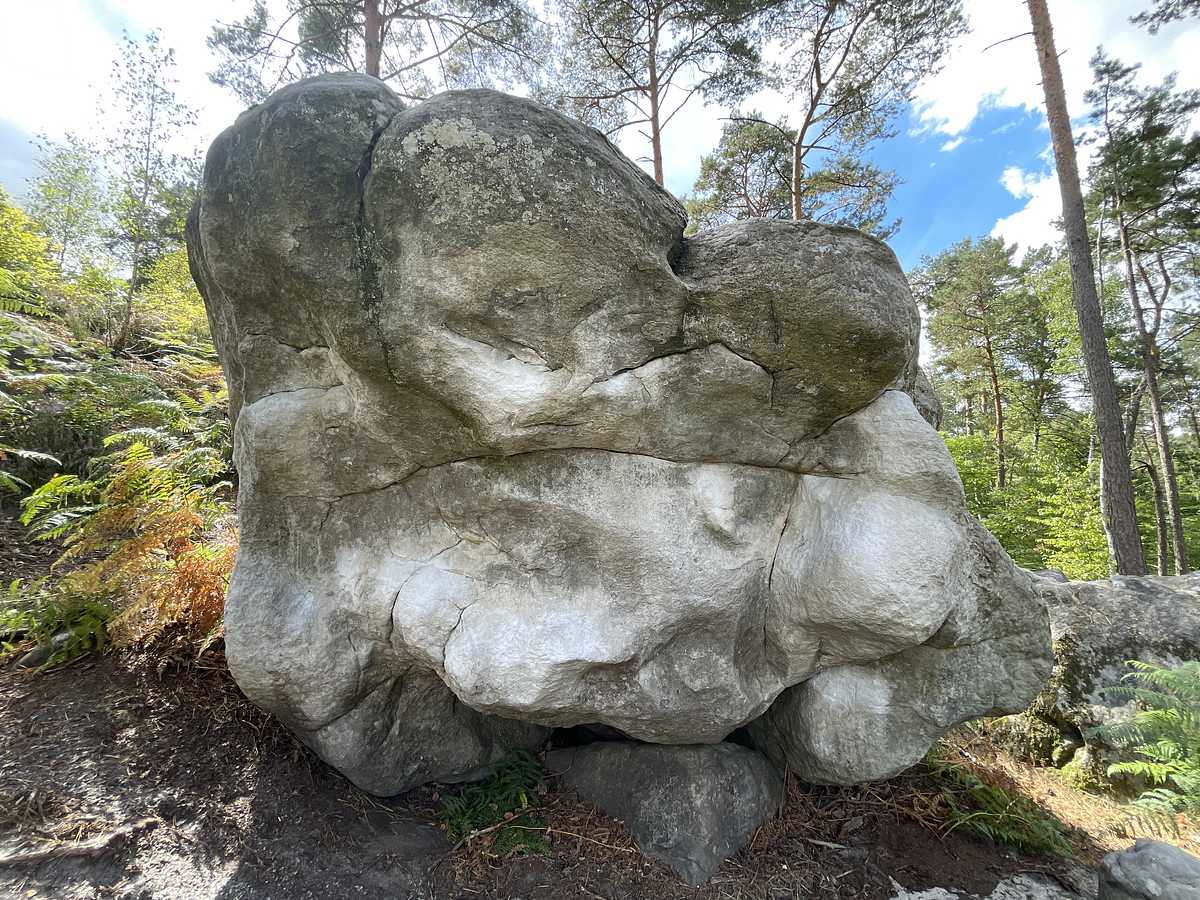 Photo du rocher avec les tracés