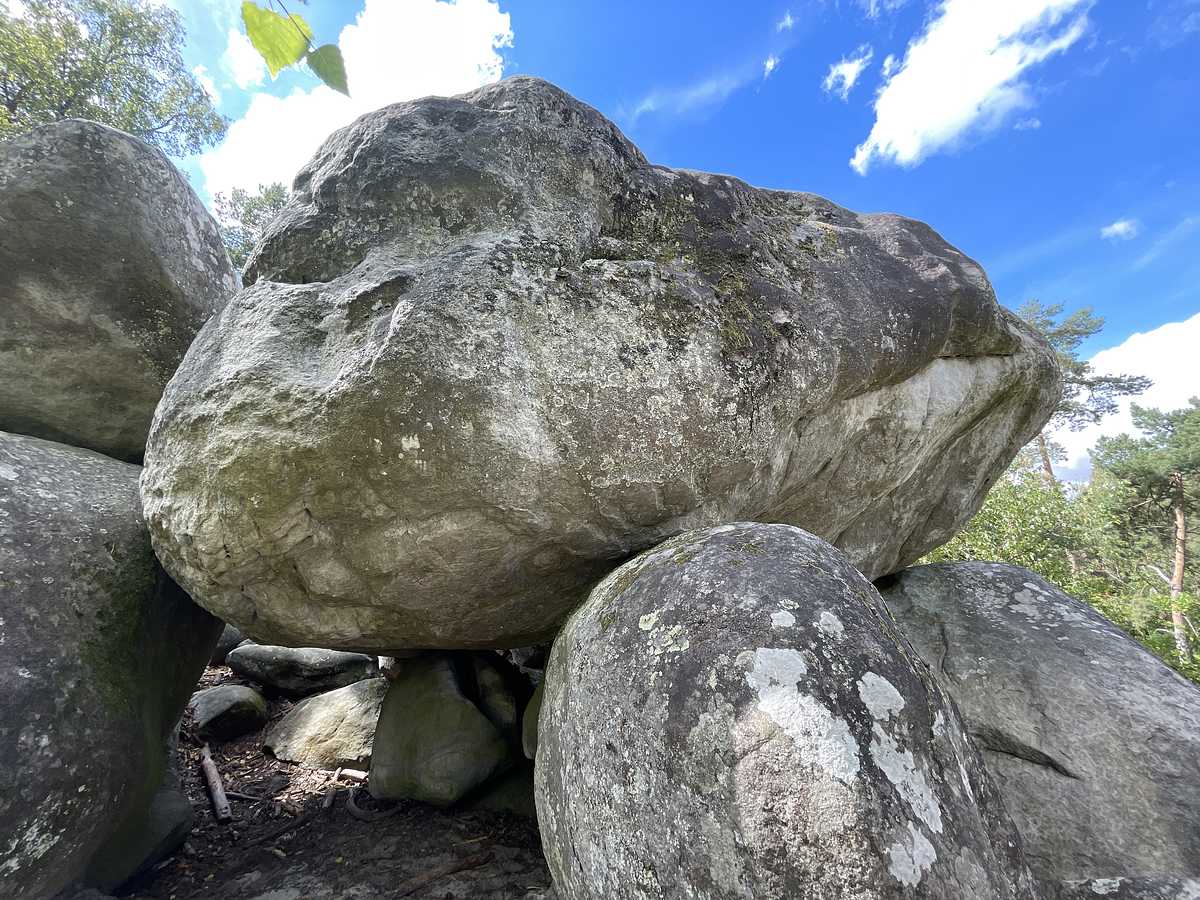 Photo du rocher avec les tracés