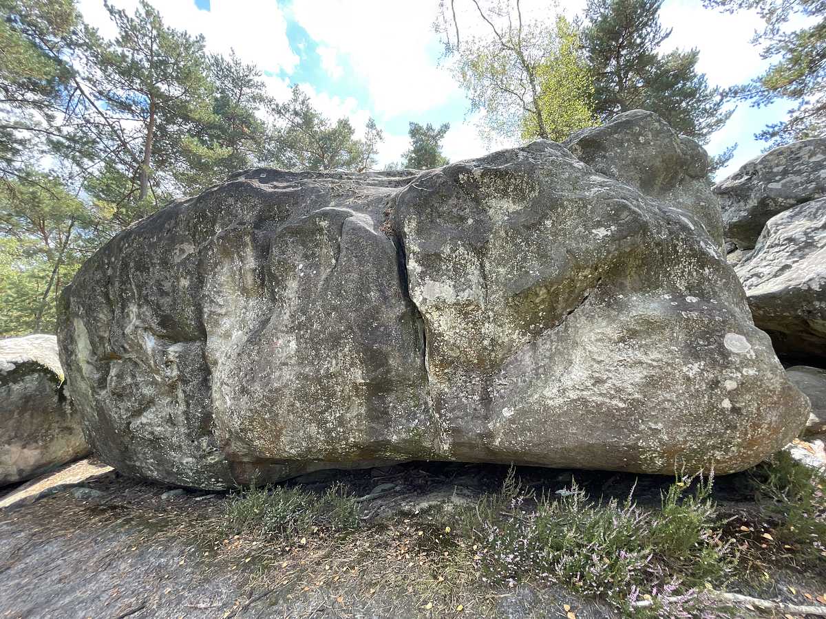 Photo du rocher avec les tracés