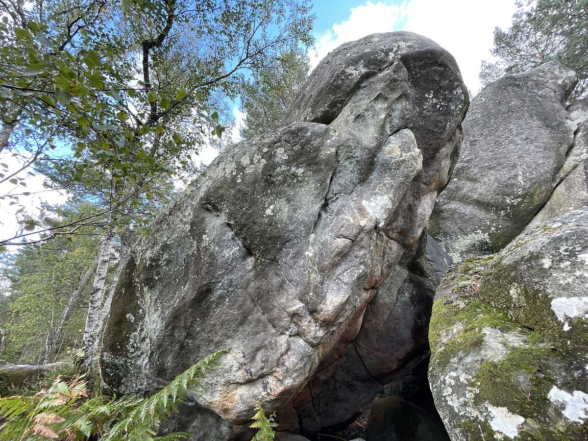 Photo du rocher avec les tracés