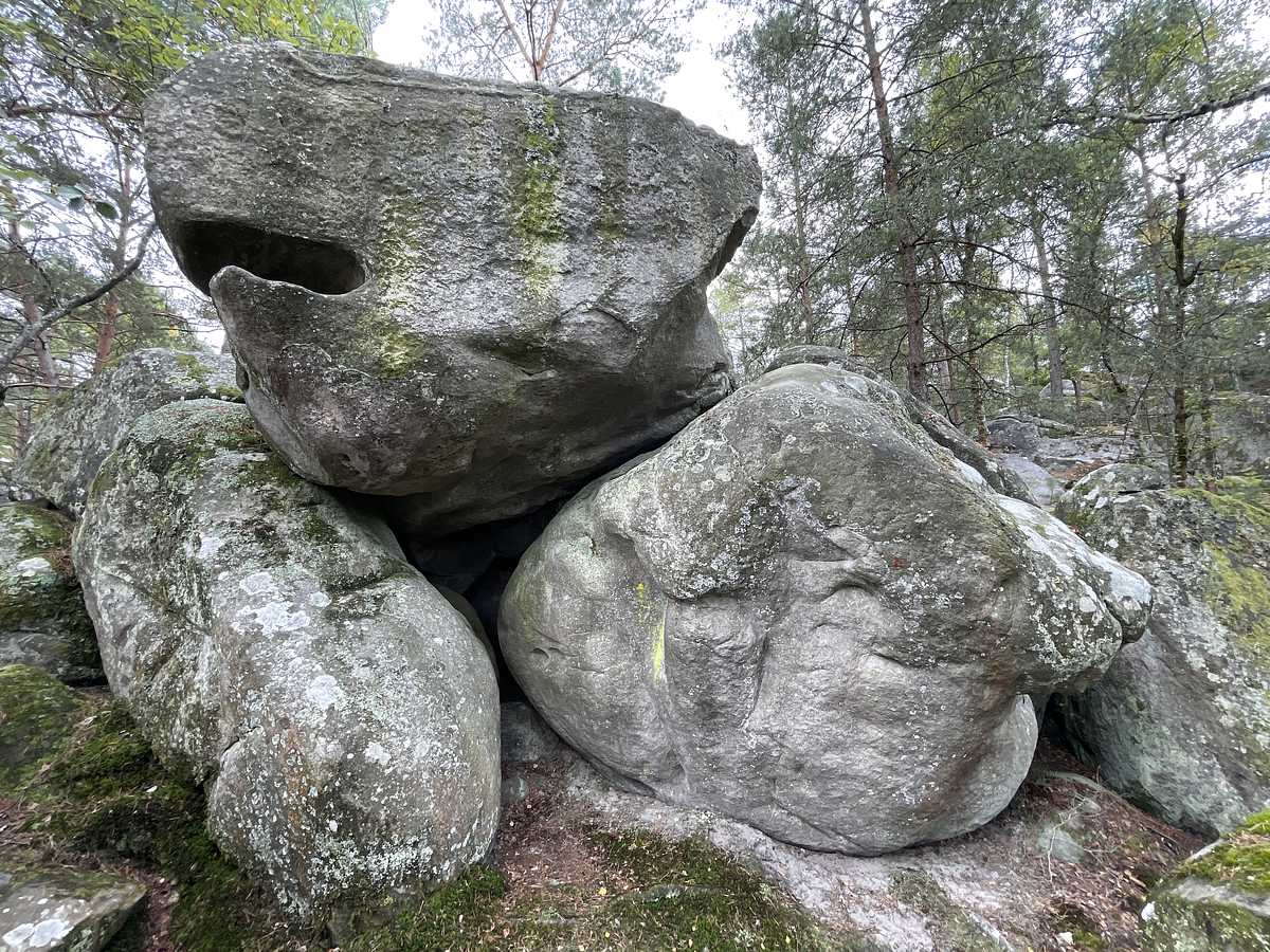 Photo du rocher avec les tracés